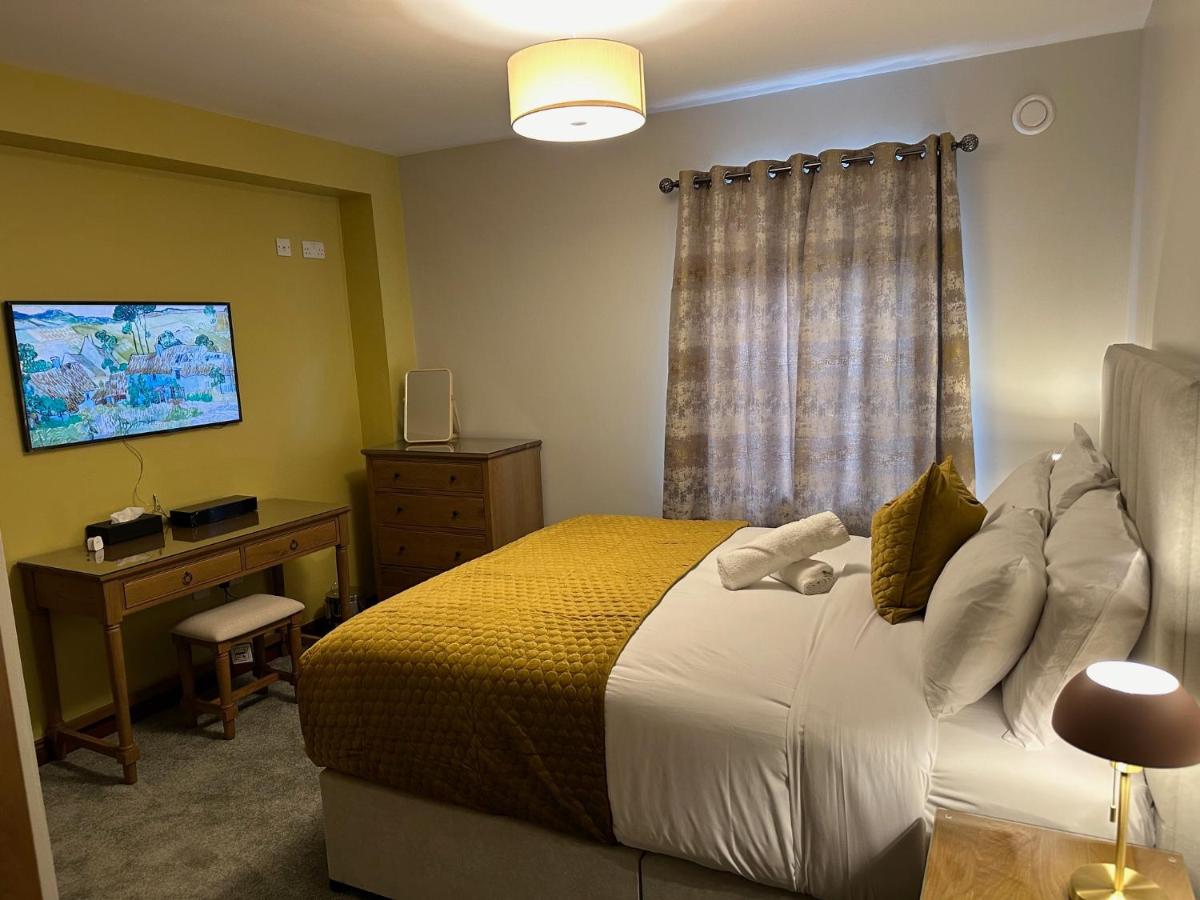 Habitación con cama extragrande.
