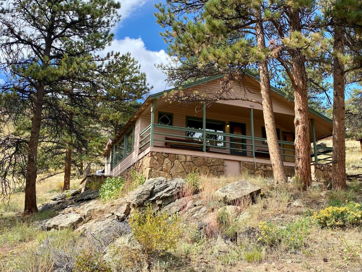 Rose Den - Romantic Mountain Cabin with Views! - B&B