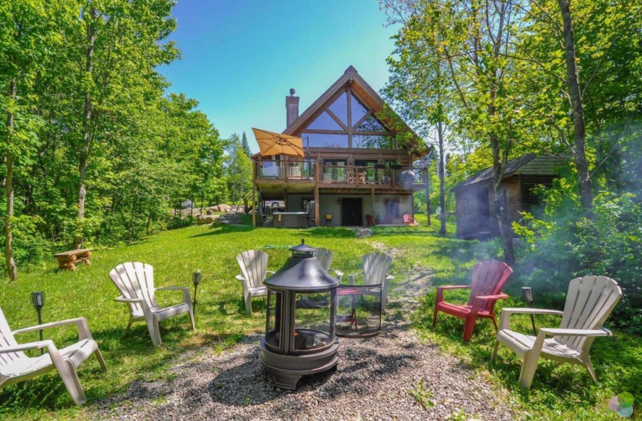 Peaceful Log-Style Chalet with hot tub - B&B Lac-Supérieur