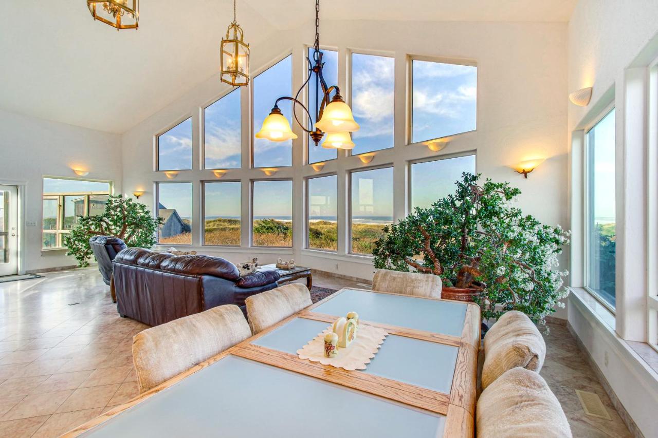 Oceanfront Castle with Hot Tub and Game Room - B&B Gold Beach