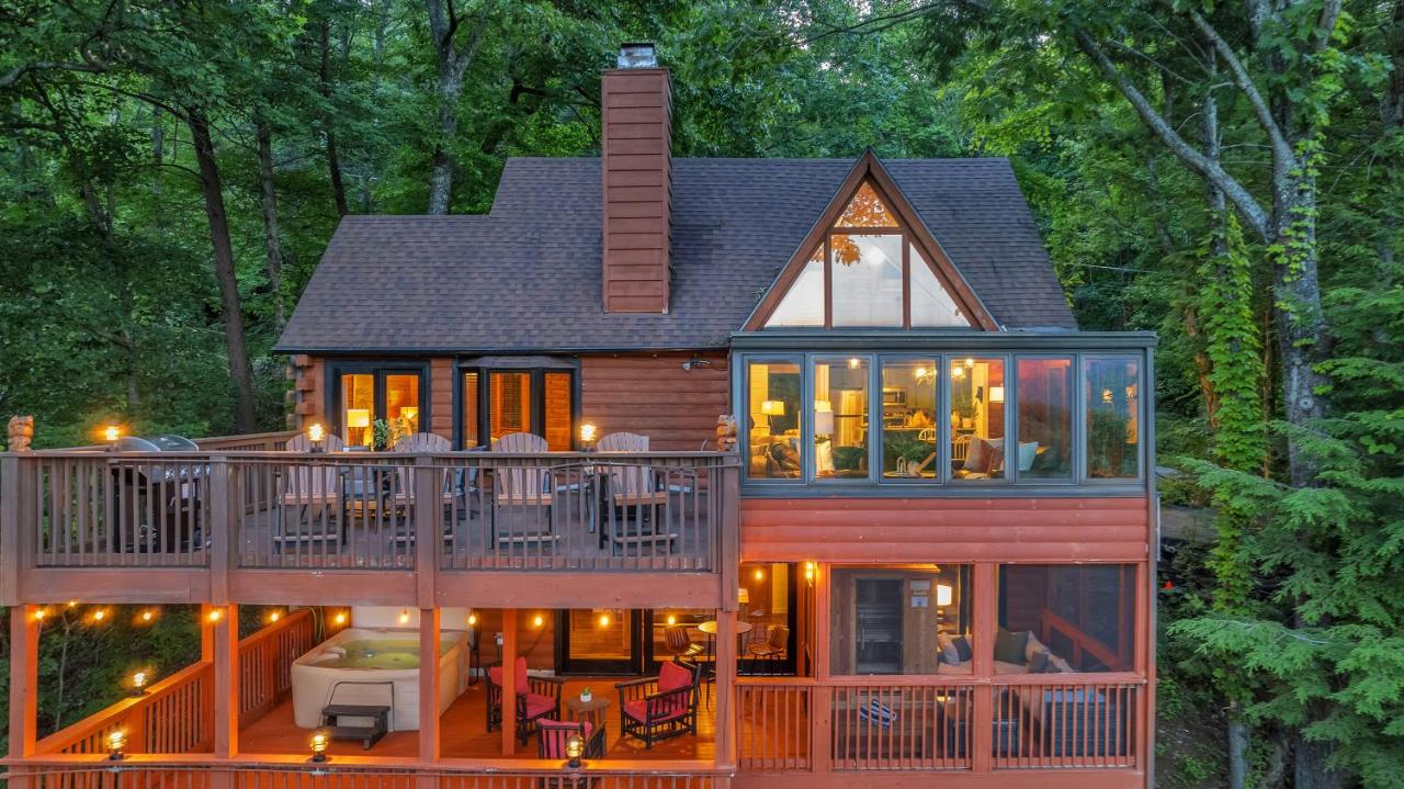 Family Chalet With Sauna, HotTub, Heavenly Views! Mins to Downtown! - Chambres d'hôtes Gatlinburg
