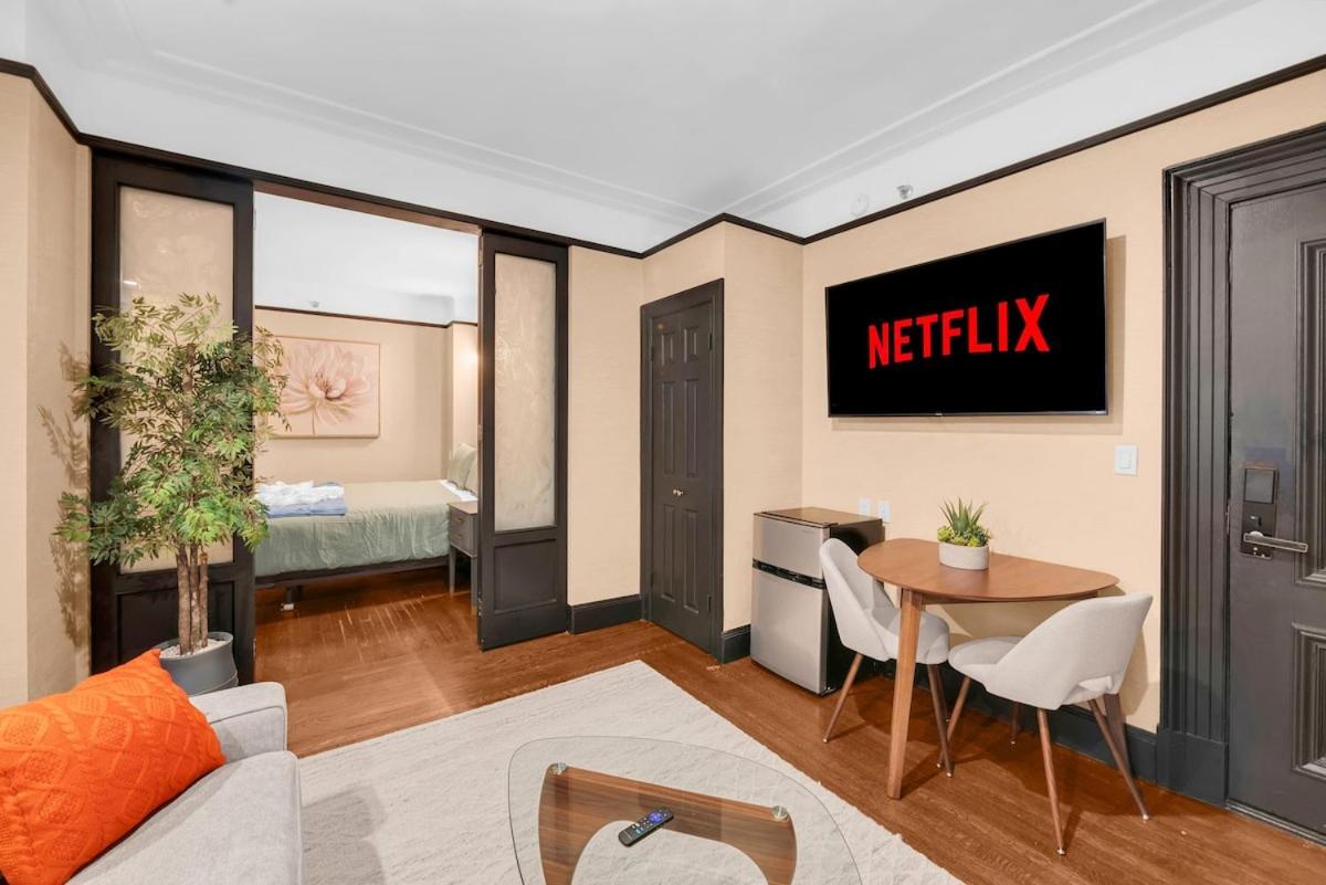 Beautiful Apt Near Times Square with GYM & PATIO - Bed and Breakfast New York