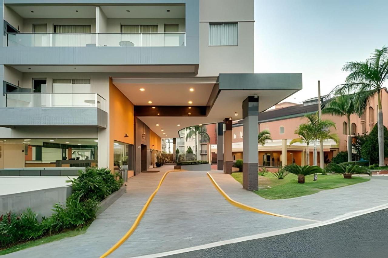 Apto em Rio Quente com ampla área de lazer e linda vista - B&B