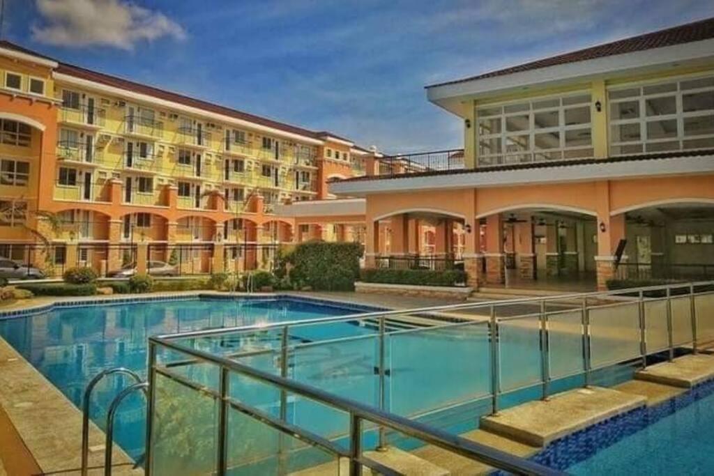 Roms condotel at arezzo place davao - B&B