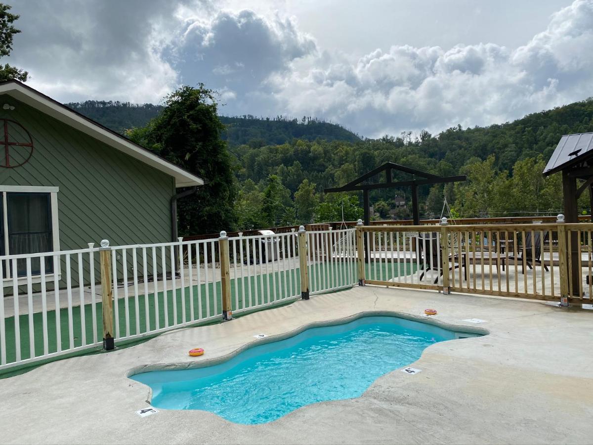 Relaxing 3BR Cottage 1 mile to Main st attractions Views - Bed and Breakfast Gatlinburg