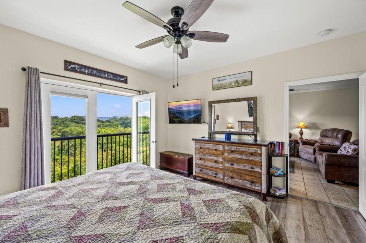 Smoky Mountain View Condo- Hot Tub, Indoor Pool, Walking Path, Playground - Ferienwohnung Pigeon Forge