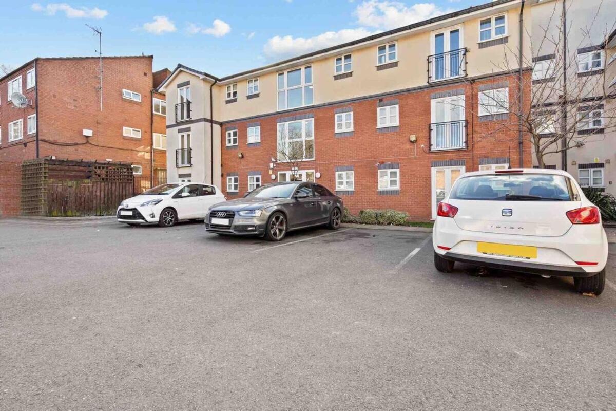 Poets Court - Modern 2 Bedroom Apartment - Chambres d’hôtes West Bromwich