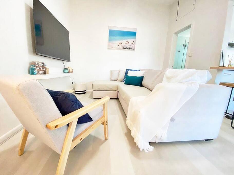 The Beach Pad - Renovated 1BR Steps from Towradgi - Ferienwohnung Towradgi
