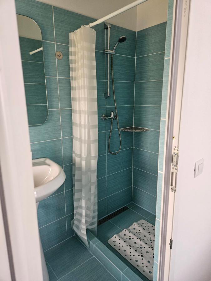 Chambre Triple avec Salle de Bains Privative