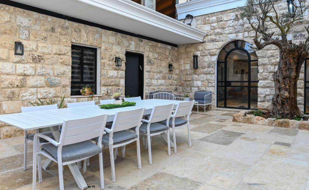 קונפיטה - וילה מהממת ובריכה בעיר העתיקה צפת - B&B