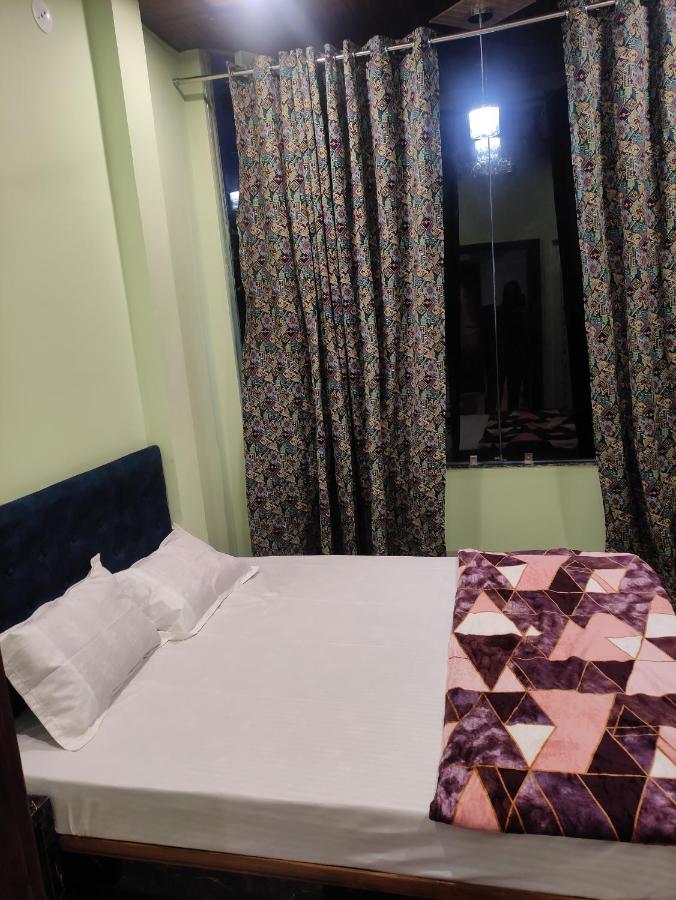 Deluxe Room (2 Adults + 1 Child)