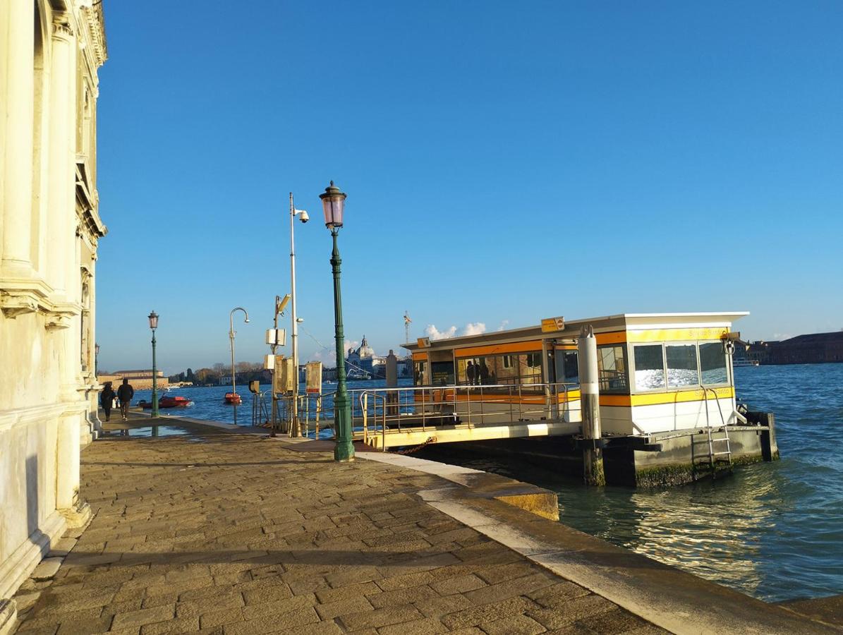 A Room with a View Apartment - B&B Venecia