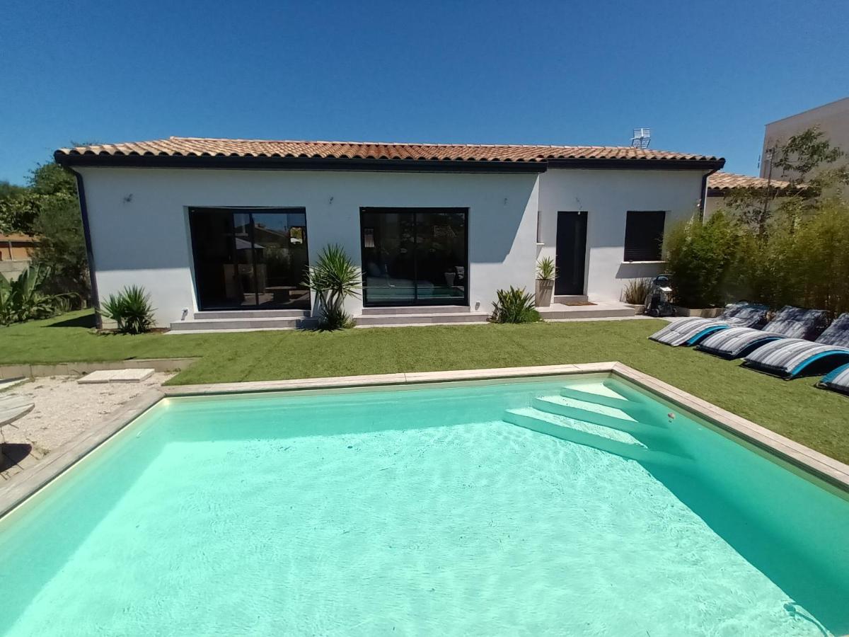 Villa au cœur de la Camargue avec Piscine Privative - B&B