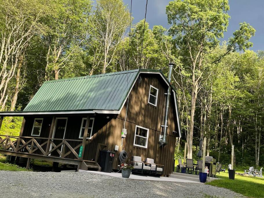 Private Cottage with Hot Tub in the Woods - Bed and Breakfast