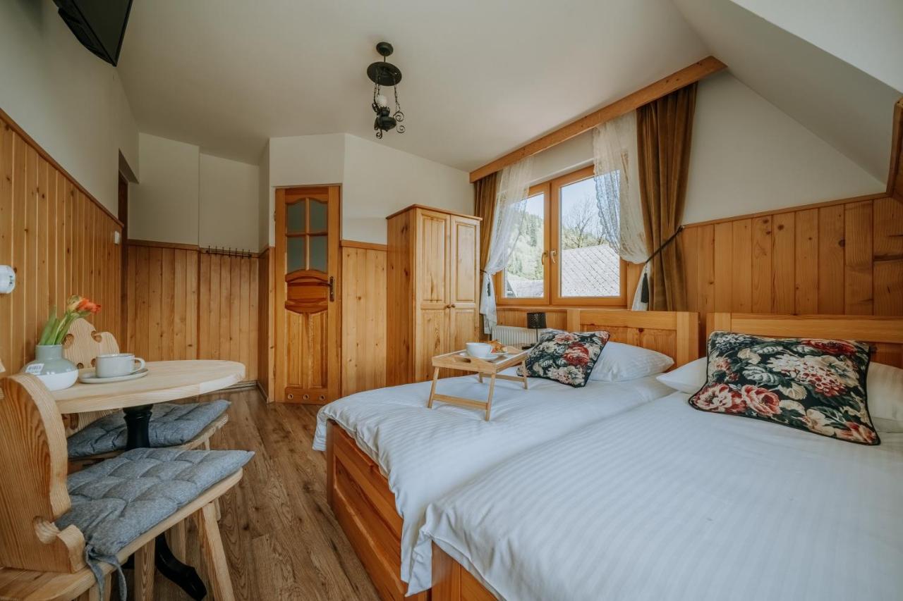 Standard Twin Room with Mountain View