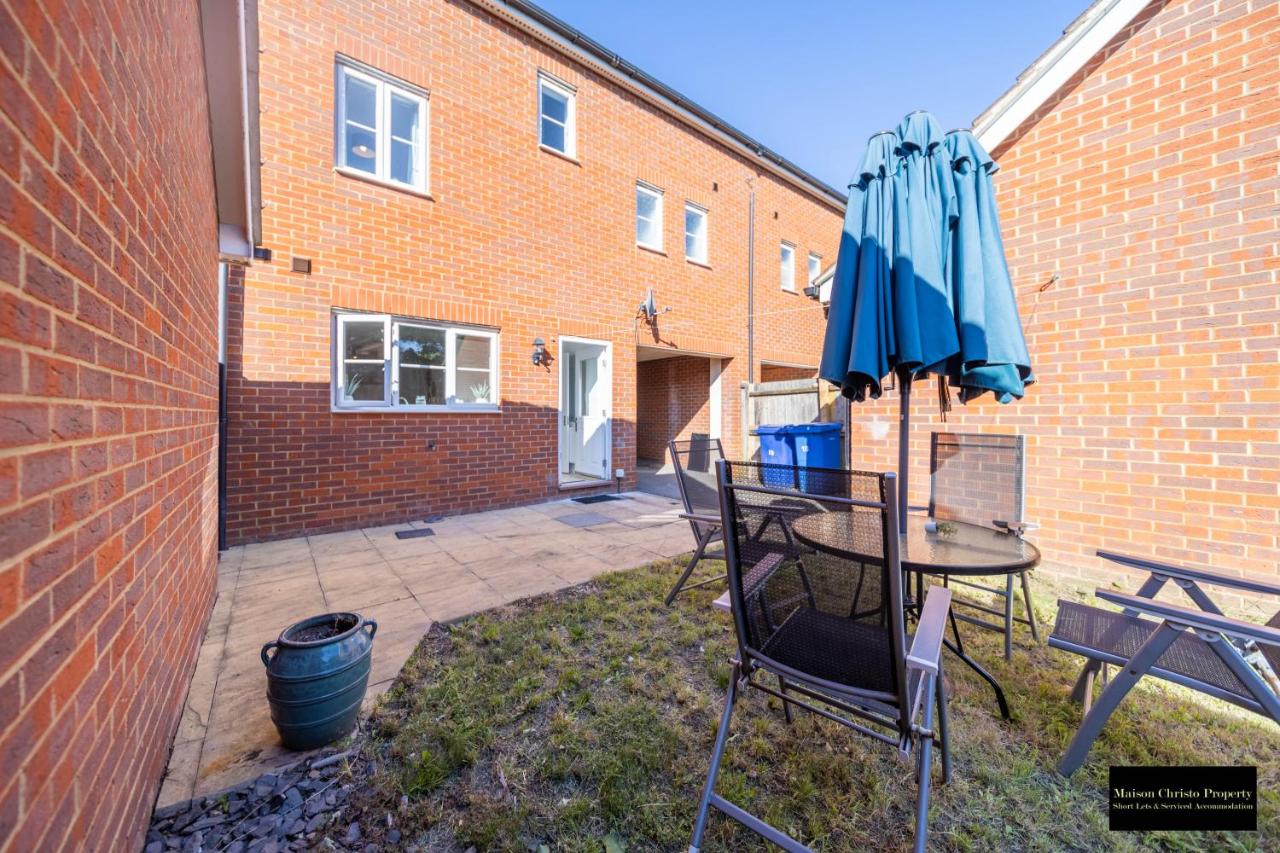 Reams Way 5Bedroom House Sleeps 13 in Kent with Wifi & Free Parking By Maison Christo Property Short Lets & Serviced Accommodation - Chambres d'hôtes Iwade