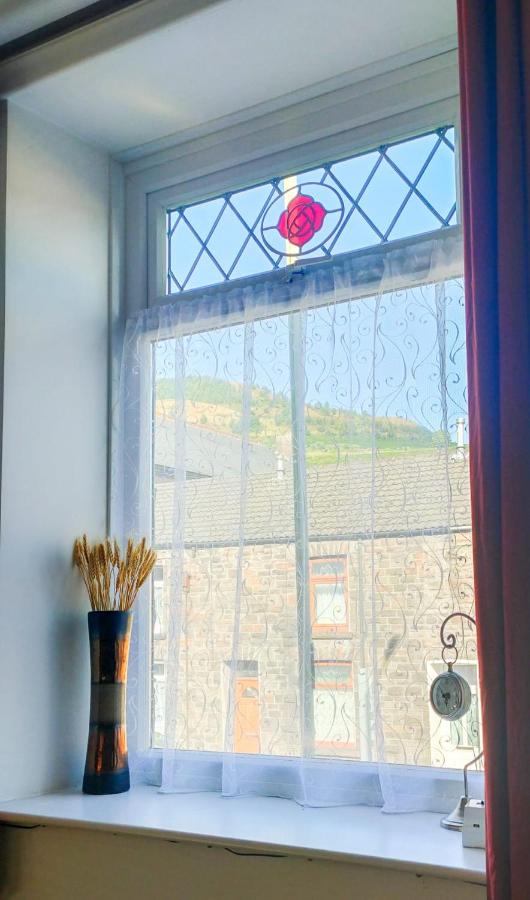 Bramble Cottage In The Wonderful Rhondda Valley by STAE-Homes - B&B Llwynypia