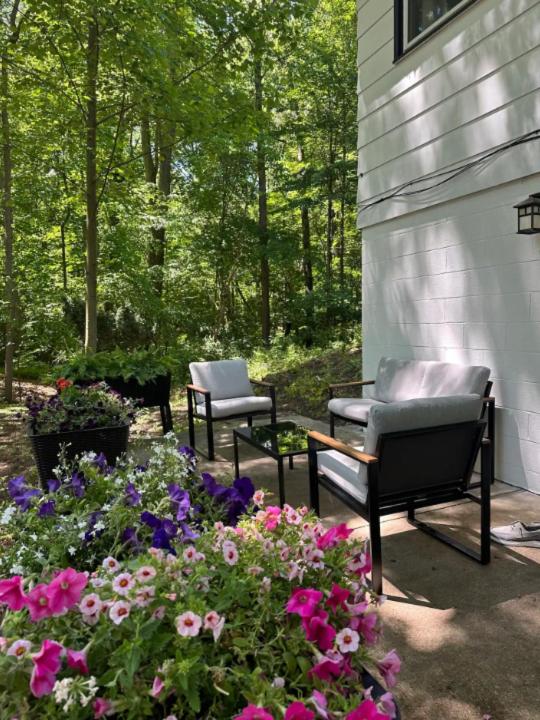 Blocks to Town, Game Room, Firepit, Huge Backyard - B&B New Buffalo