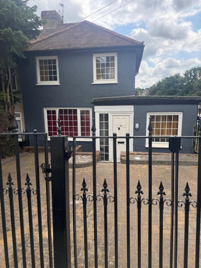 Signet Luxury 3-bedrooms, 2bathrooms House with WiFi & Netflix - Bed and Breakfast
