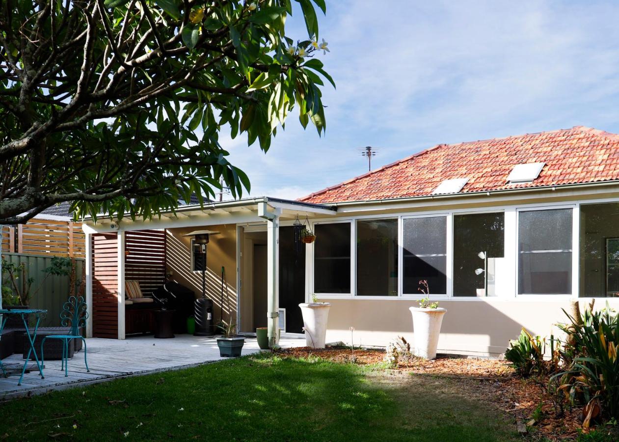 Home Away From Home - 3 Bedroom House Sleeps 6 - Parking - Bed and Breakfast