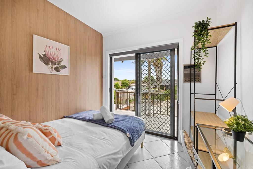 Cozy Private Single Room in Bankstown - Near Transport & Shops - Shared Bathroom - B&B