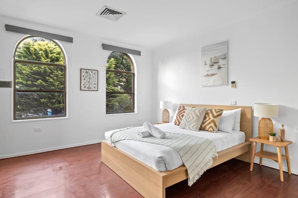 Luxe Ensuite Queen Room - Close to Stations & Shops - B&B