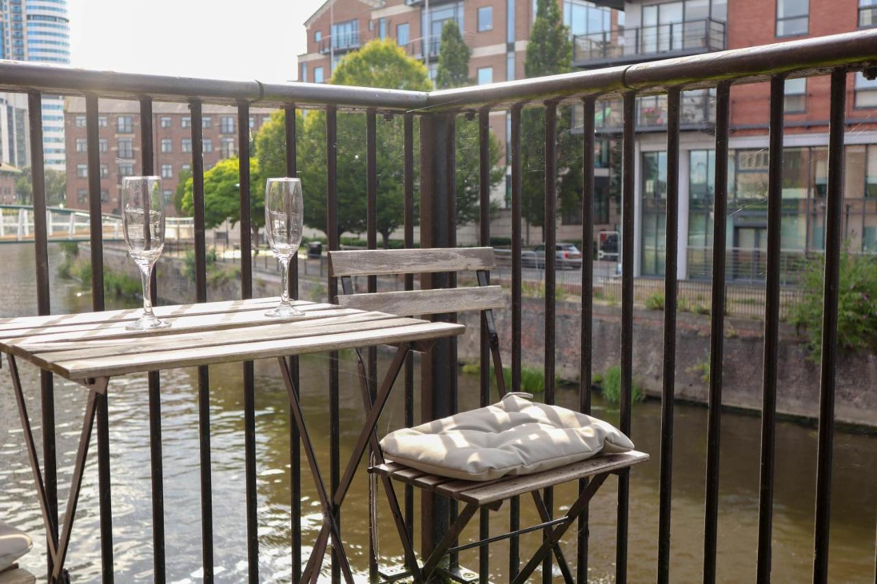 Beautiful 2 Bed Apartment - City Centre - FREE Private Parking - Perfect for Families and Professionals - Ferienwohnung
