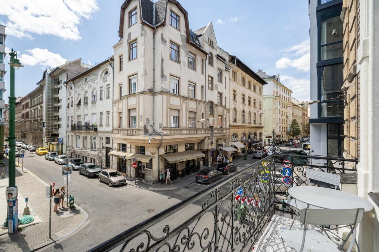 One-Bedroom Apartment with Balcony