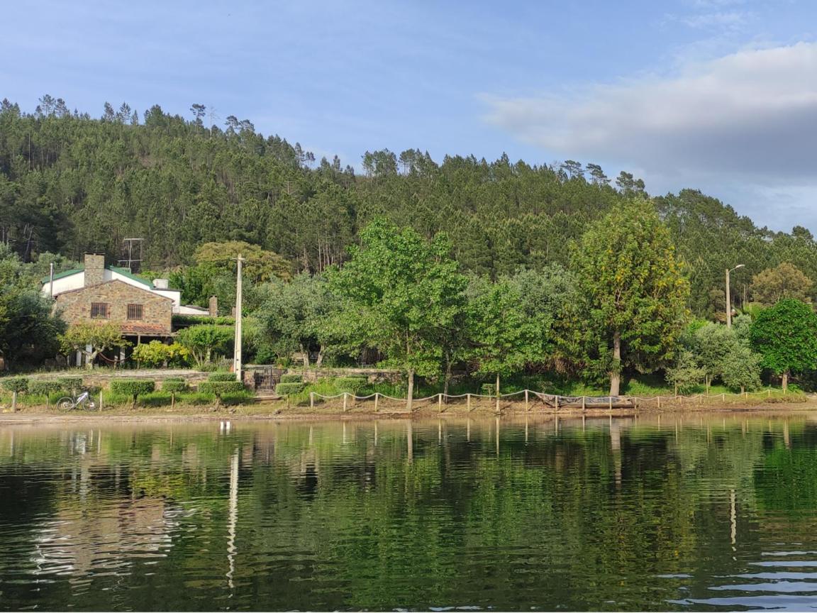 Riverlake House - frente ao lago e com jardim - B&B Vila de Rei