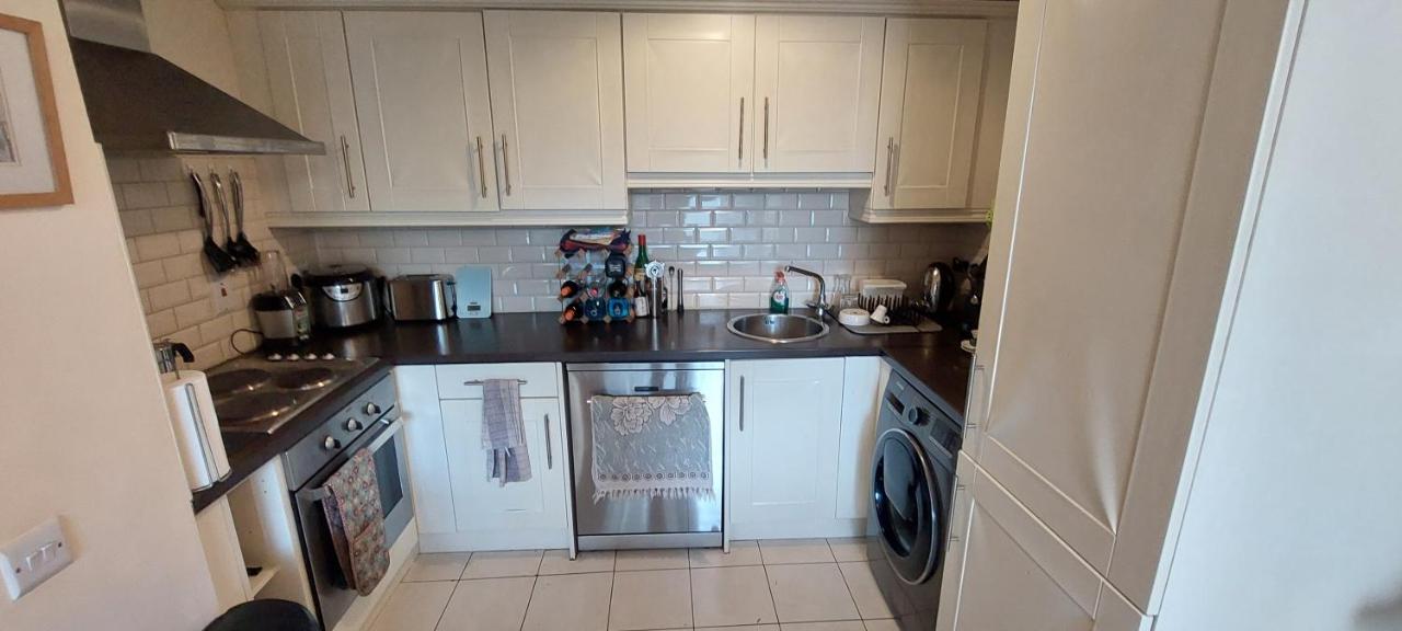 Spacious Riverside 1Bd in Bustling Village - Ferienwohnung
