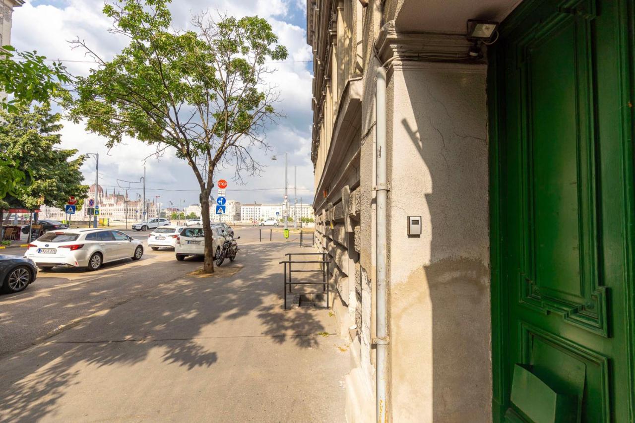 W Home - Danube & Parliament View Apartment - Sleeps 4 - Bed and Breakfast Boedapest