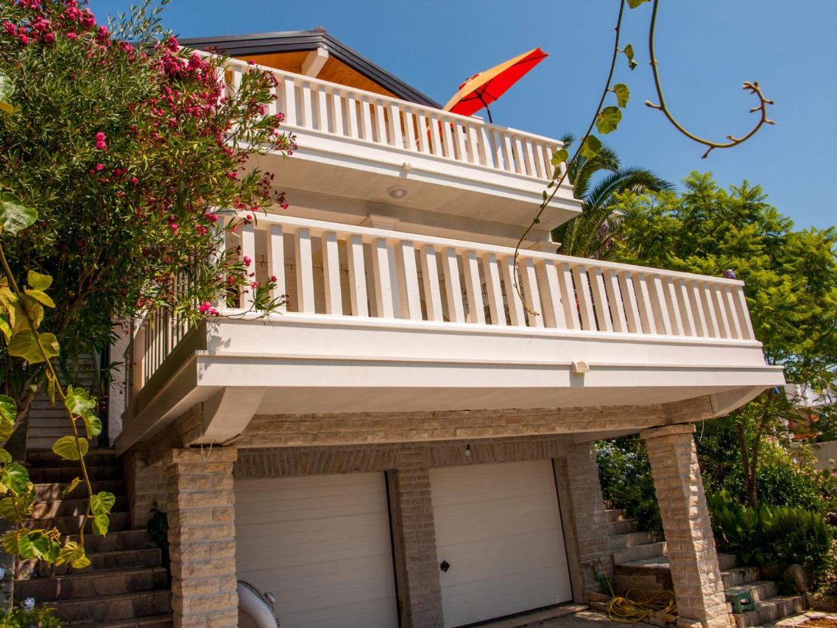 Three-Bedroom Apartment with Terrace and Sea View ( 5+1)