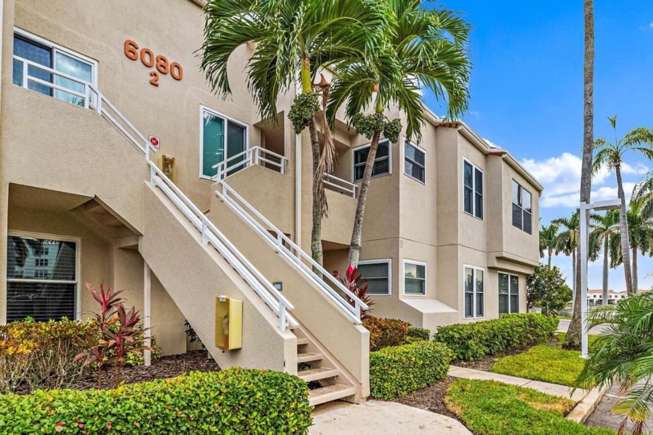Gorgeous Updated 2 Bedroom Lake View Unit in - B&B