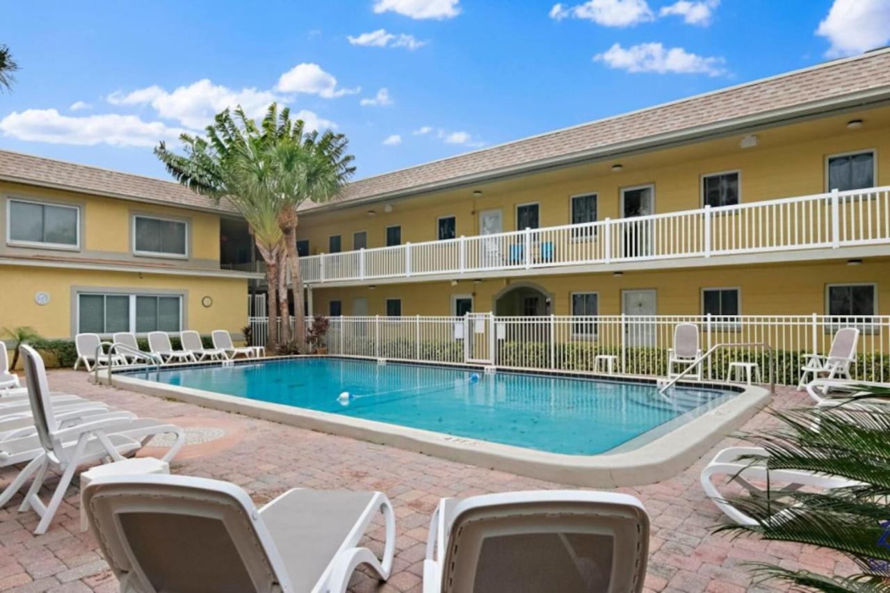 Waves 14 Condo Beautiful 1 Bedroom with Pool - B&B St. Pete Beach