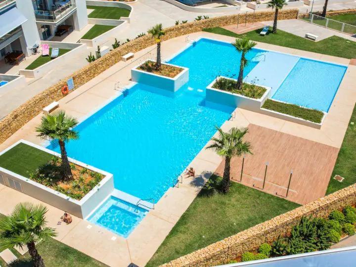 Marina Real II, 2 bedroom & 2 bathroom apartment with pool views - Chambres d'hôtes Denia