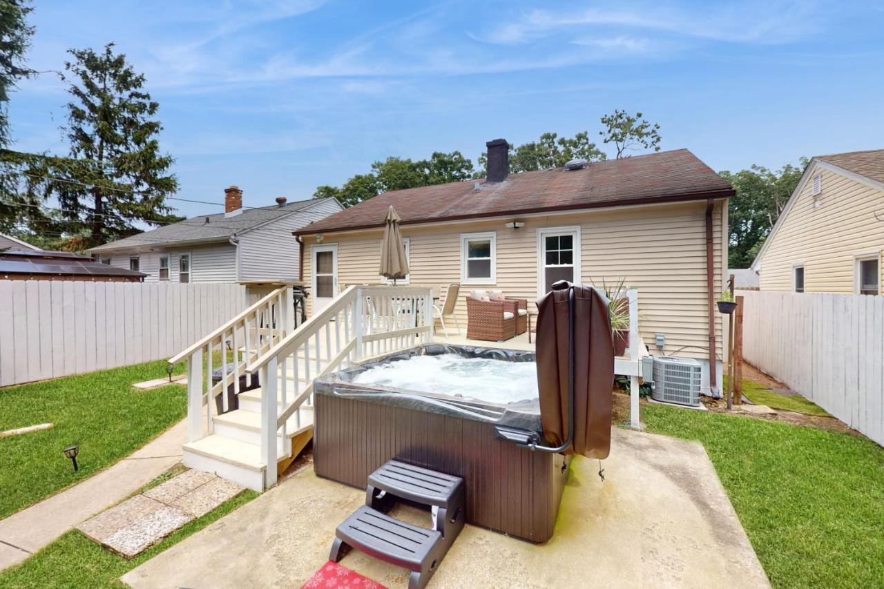 Beach Bungalow Getaway - B&B Michigan City
