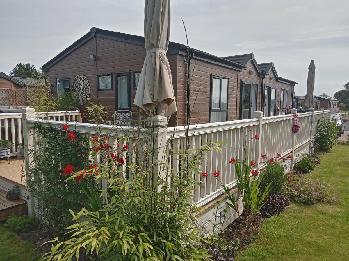 Willow Tree Luxury Full Size Lodge 6 Miles From York With Private Hot-Tub and Garden - B&B