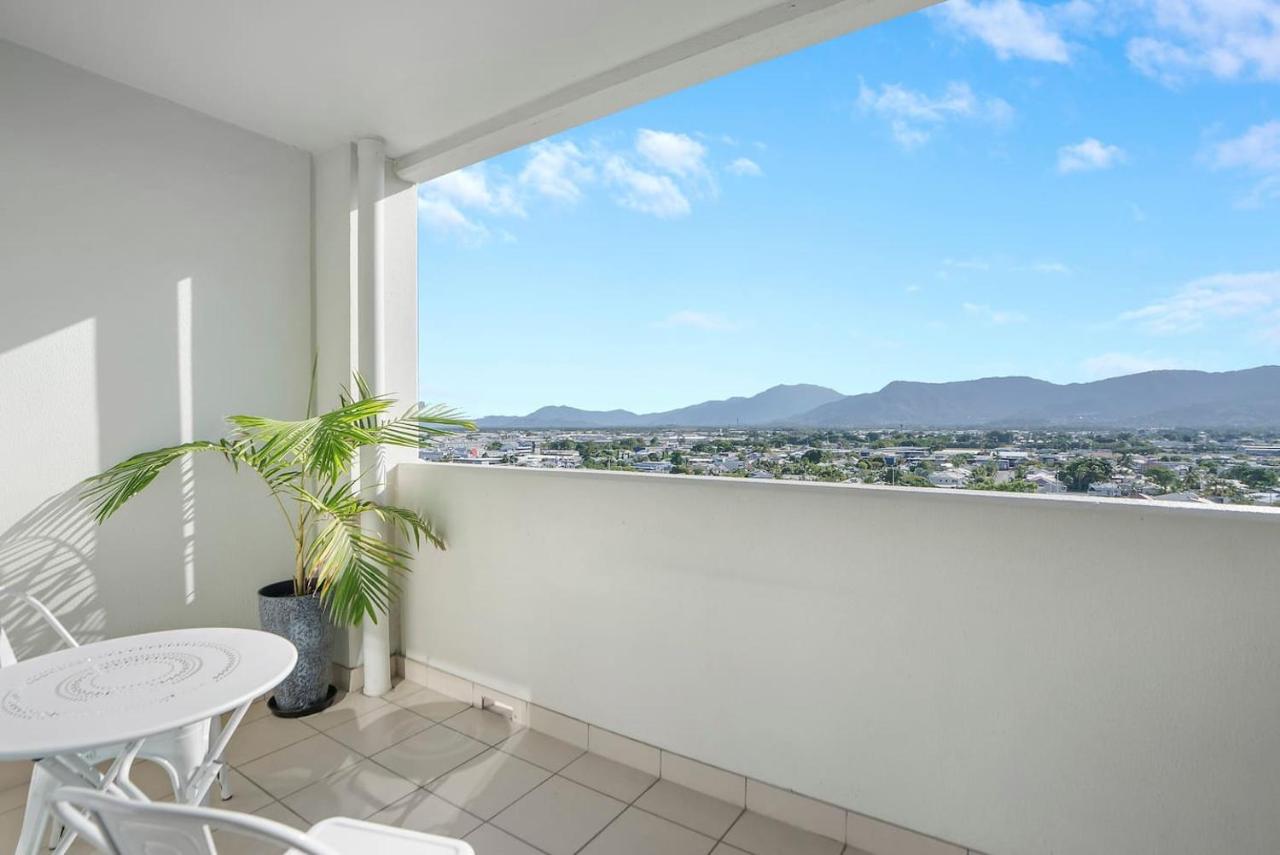 Cairns Central Getaway - A Sleek City Studio - B&B Cairns