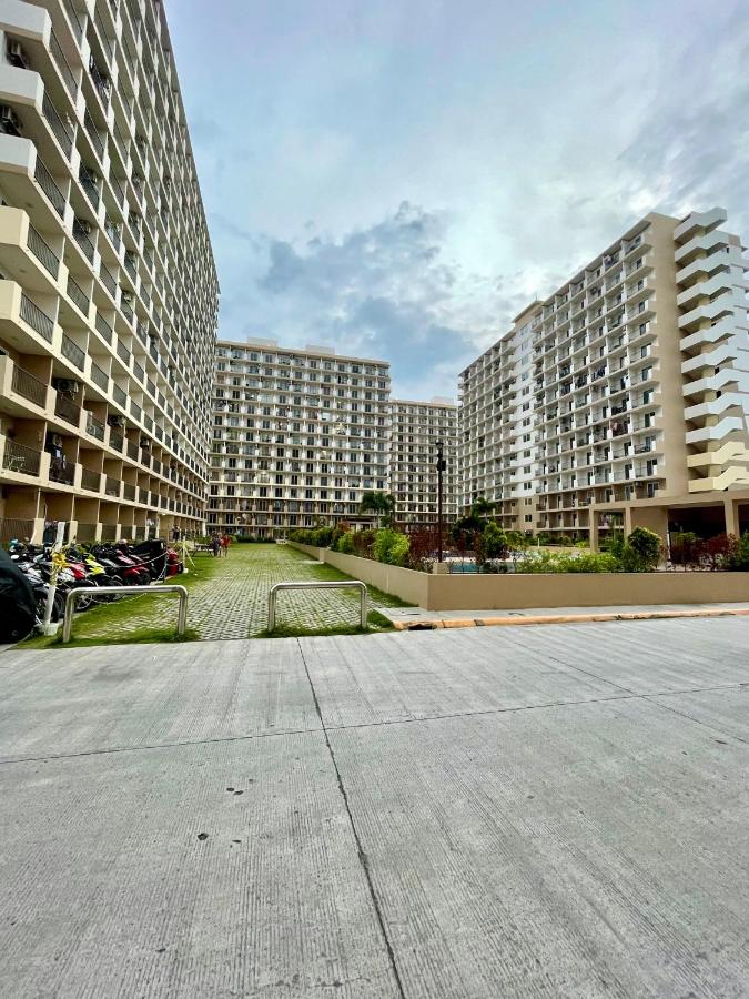 Near Beach Condo with 2 Olympic Size Pool - B&B