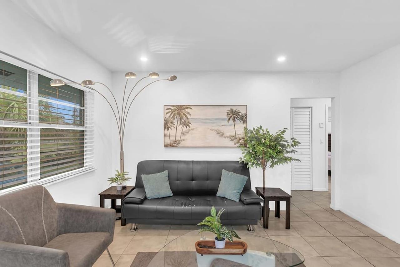 2 Bedroom House Minutes From Beach And Casino Db1 - Chambres d’hôtes Dania Beach