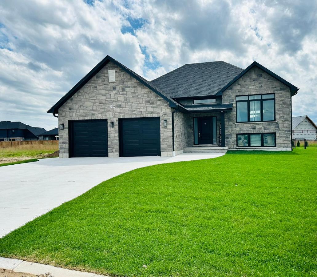 Luxury Home 2 mins drive to Saugeen Shores beach - B&B