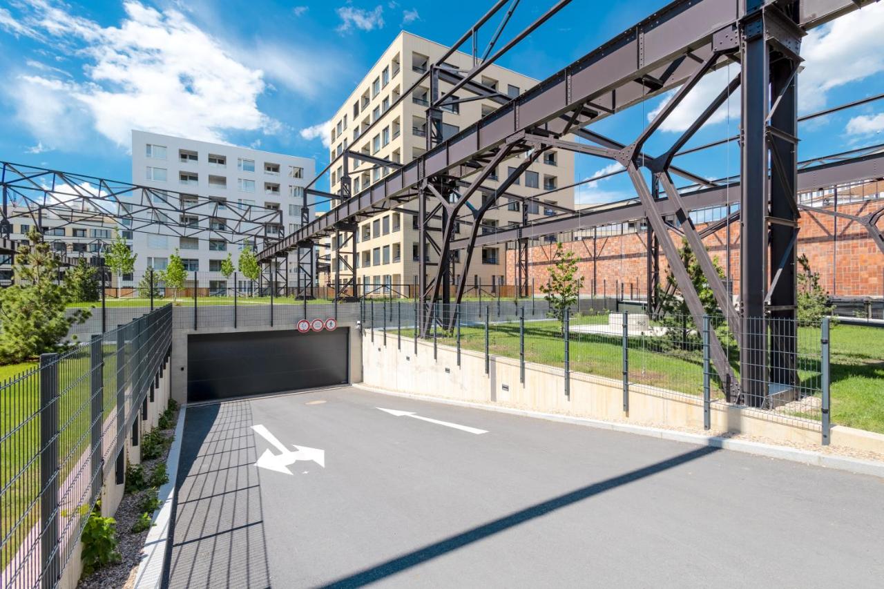 Bright 2BR - 8th floor, Balcony, Free Parking - by Gravity Prague - B&B Prague