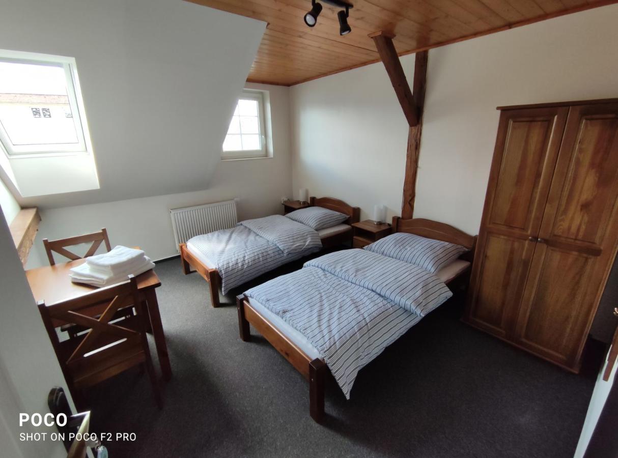 Tweepersoonskamer met 2 Aparte Bedden en Douche