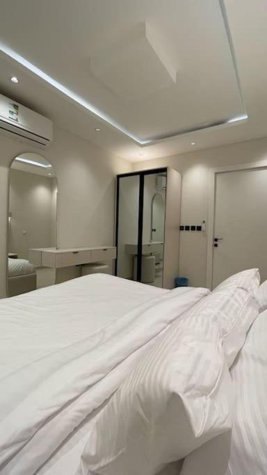 شقةبغرفة نوم وصالة وفناء خارجي - B&B