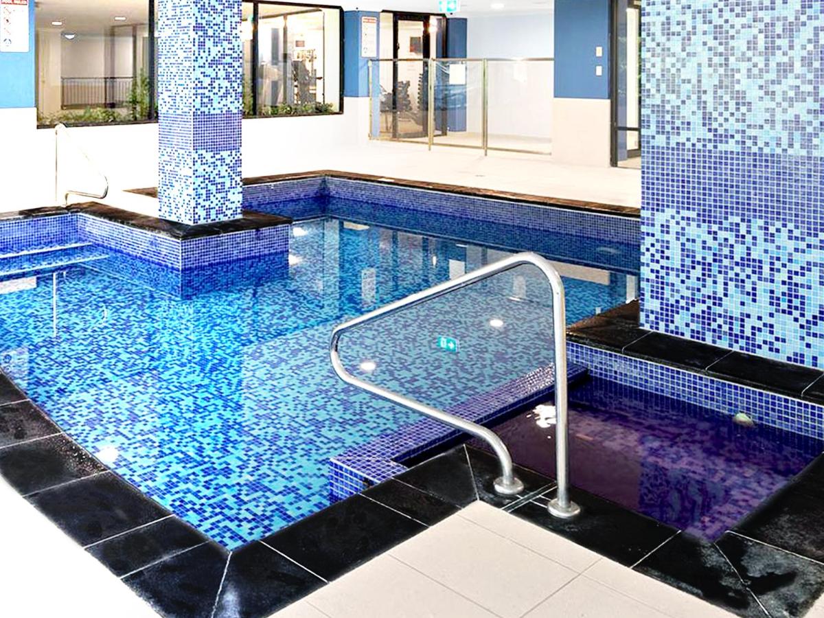 Stylish Executive City Pad w Parking and Pool - B&B Perth