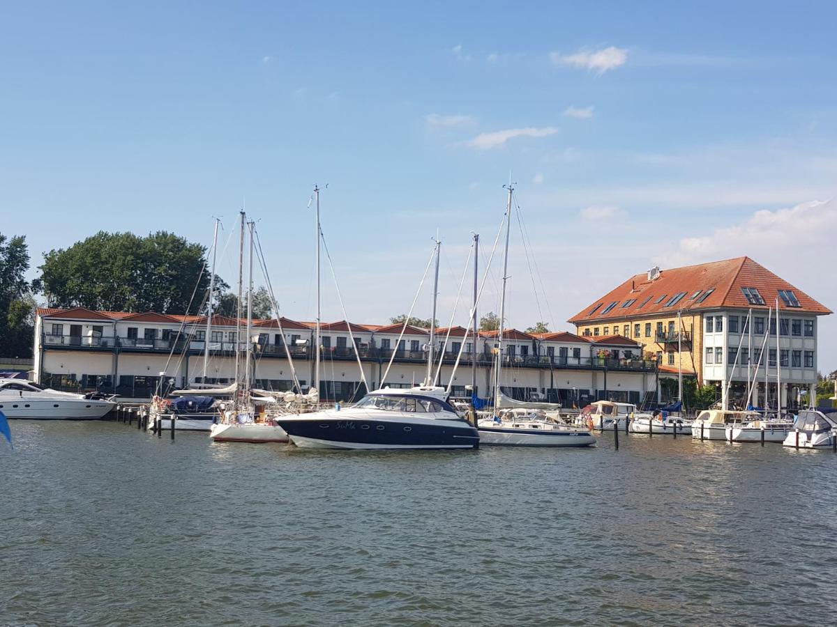 Ferienwohnung Yachthafenidyll - direkte Wasserlage am Hafen - Ferienwohnung