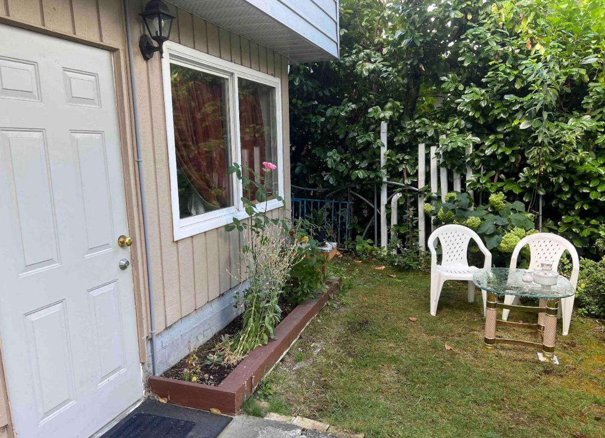 Cozy and Friendly Home Single Room No Pets Allowed - Bed and Breakfast Burnaby