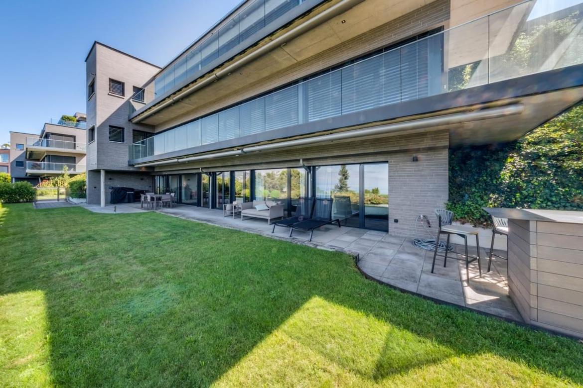 Charming and Spacious Residence in the Heart of Brent by GuestLee - B&B Le Châtelard