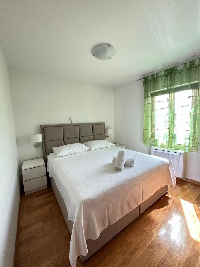 One-Bedroom Apartment with Balcony