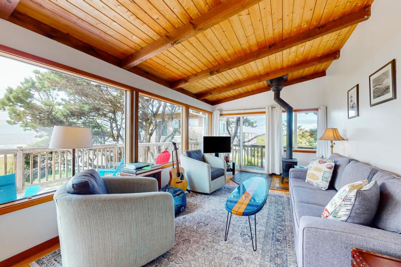 Shoreline Cottage Oceanfront Vacation Rental - B&B Cape Meares